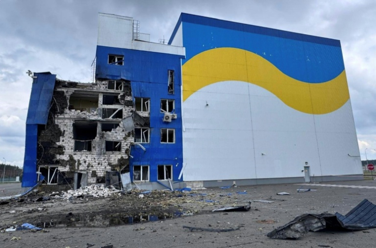 Cette photographie publiée par l'opérateur nucléaire ukrainien Energoatom le 7 juin 2026 montre les dégâts causés après une frappe de drone russe le même jour sur un bâtiment de stockage dans la zone d'exclusion de Tchernobyl, selon Kiev ( Ukraine's Energoatom nuclear energy operator / Handout )