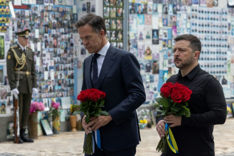 Photo diffusée par le service de presse de la présidence ukrainienne, le 3 juin 2026, montrant le président ukrainien Volodymyr Zelensky (d) et le secrétaire général de l’Otan Mark Rutte (g) lors d'un dépôt de fleurs au Mur du souvenir des soldats tombés pour l’Ukraine à Kiev  ( UKRAINIAN PRESIDENTIAL PRESS SERVICE / Handout )