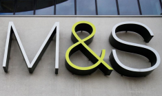 Photo d'archives: Le logo de Marks and Spencer (M&S) à l'extérieur d'un magasin dans le Cheshire