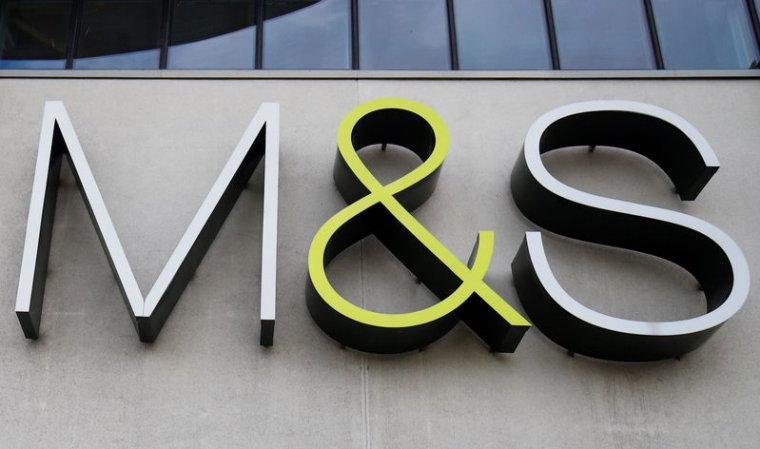 Photo d'archives: Le logo de Marks and Spencer (M&S) à l'extérieur d'un magasin dans le Cheshire