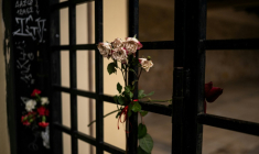 Photographie prise le 16 février 2026 montrant des fleurs à l'entrée du site commémoratif du stand de tir de Kaisariani à Athènes, où 200 prisonniers politiques communistes grecs ont été exécutés par les nazis le 1er mai 1944.  ( AFP / Angelos TZORTZINIS )