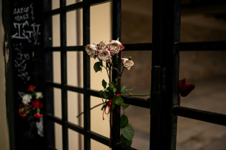 Photographie prise le 16 février 2026 montrant des fleurs à l'entrée du site commémoratif du stand de tir de Kaisariani à Athènes, où 200 prisonniers politiques communistes grecs ont été exécutés par les nazis le 1er mai 1944.  ( AFP / Angelos TZORTZINIS )