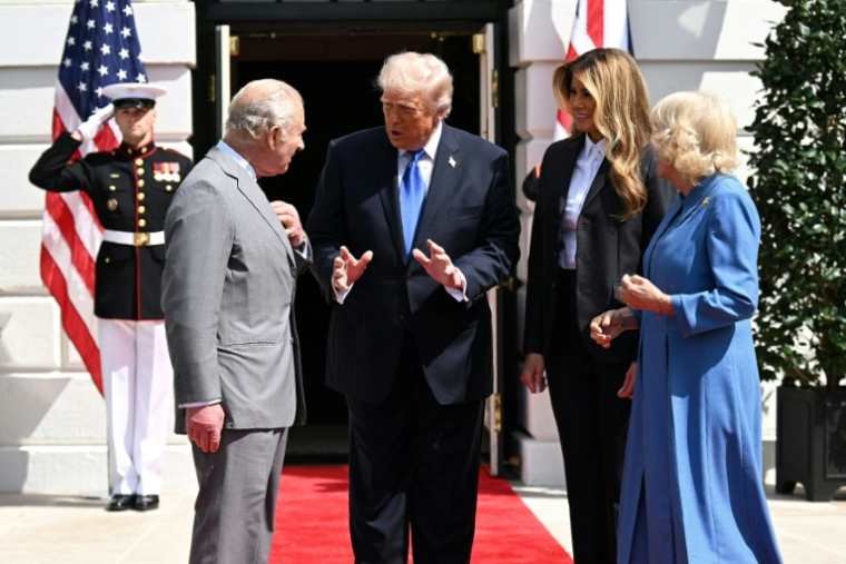 Le président américain Donald Trump, et la Première dame Melania Trump, le roi Charles III et la reine Camilla lors d'une cérémonie d'adieu officielle sur la pelouse sud de la Maison Blanche à Washington, le 30 avril 2026 ( POOL / Samir HUSSEIN )