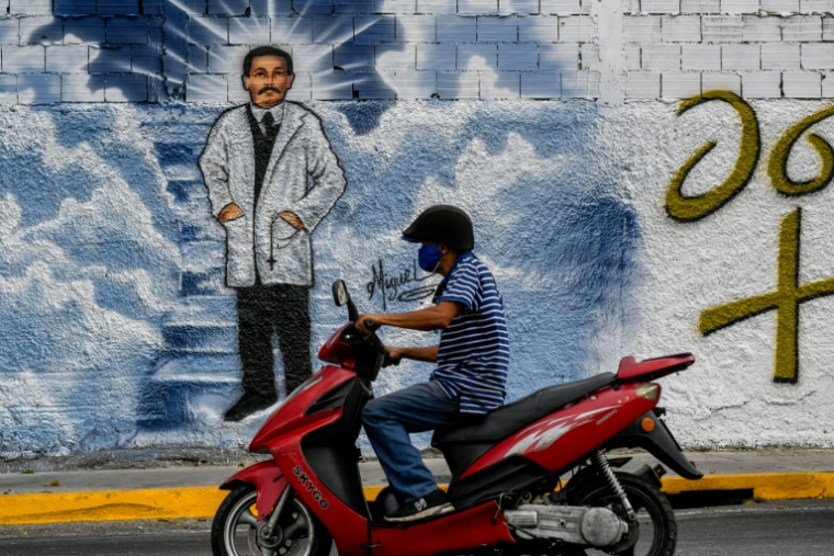 Une peinture murale rendant hommage au médecin vénézuélien Jose Gregorio Hernandez dans une rue de Caracas, le 27 avril 2021 ( AFP / Federico PARRA )