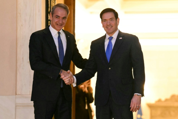 Le secrétaire d'Etat américain Marco Rubio (d) et le Premier ministre grec Kyriakos Mitsotakis à Athènes, le 7 octobre 2026 ( AFP / Aris MESSINIS )