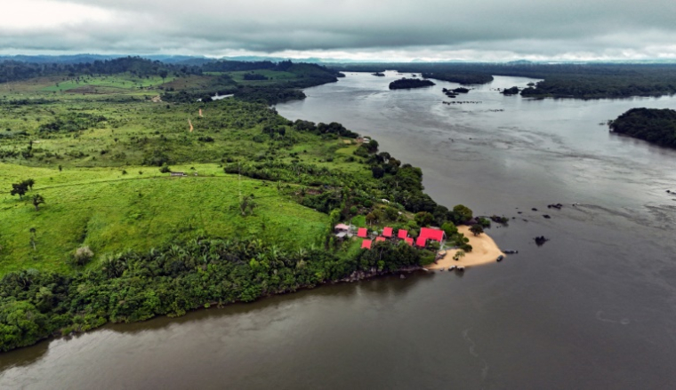 Vue aérienne d'une zone dégradée de la forêt amazonienne, près de la terre indigène Koatinemo, dans l'État de Para, au Brésil, le 12 juin 2025 ( AFP / Carlos FABAL )
