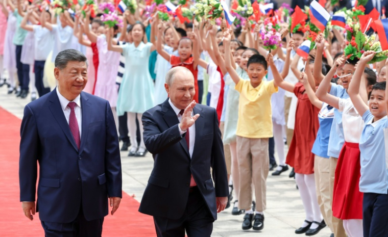 Vladimir Poutine et Xi Jinping à Pékin le 20 mai 2026 ( POOL / Alexander KAZAKOV )