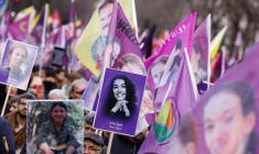 Photo des manifestants pour marquer le dixième anniversaire de l'assassinat de militantes kurdes dans la capitale française