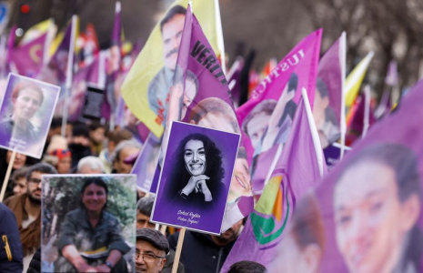 Photo des manifestants pour marquer le dixième anniversaire de l'assassinat de militantes kurdes dans la capitale française