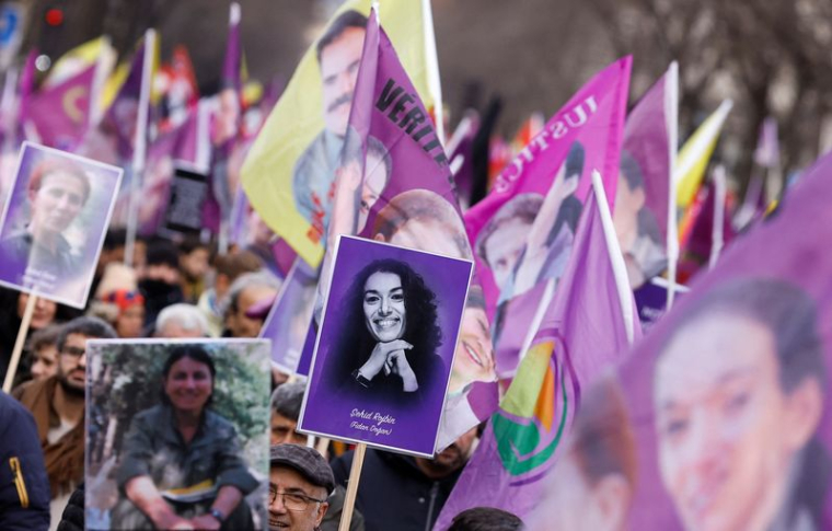 Photo des manifestants pour marquer le dixième anniversaire de l'assassinat de militantes kurdes dans la capitale française