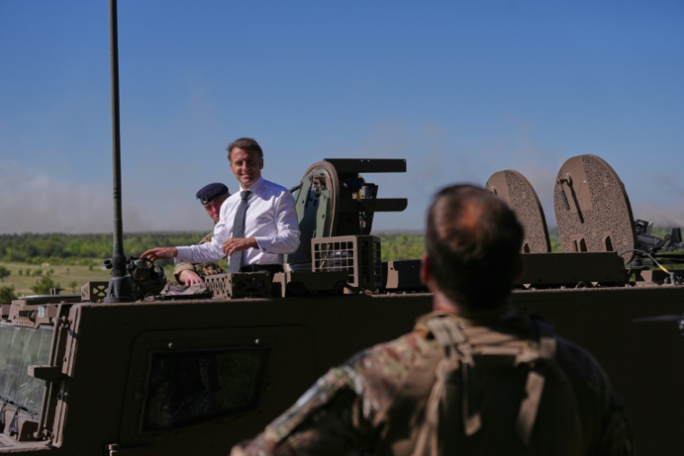 Le président Emmanuel Macron à bord d'un véhicule blindé Serval lors d'une visite à l'exercice militaire Orion 2026 à Suippes, le 30 avril 2026 dans la Marne ( POOL / Aurelien Morissard )