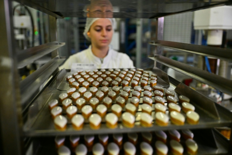 Une employée travaille à la fabrication de calissons dans l'atelier de production du Roy René à Aix-en-Provence, dans les Bouches-du-Rhône, le 18 novembre 2025 ( AFP / Christophe SIMON )
