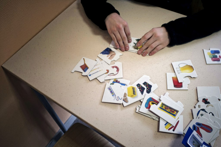 Une personne autise dans un centre médical à l'Isle-d'Abeau, le 5 mars 2012. (illustration) ( AFP / JEAN-PHILIPPE KSIAZEK )