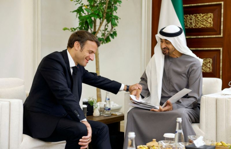 MACRON REND HOMMAGE À L'ANCIEN PRÉSIDENT DES EMIRATS ARABES UNIS