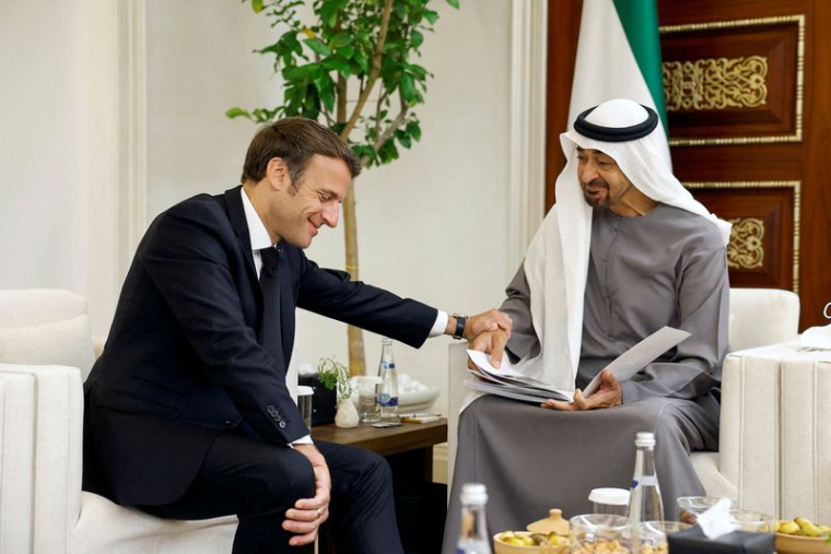 MACRON REND HOMMAGE À L'ANCIEN PRÉSIDENT DES EMIRATS ARABES UNIS