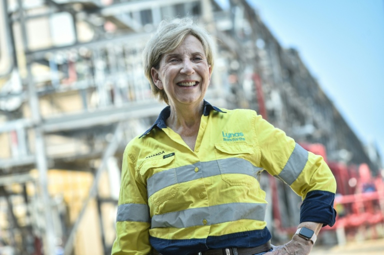 Amanda Lacaze, directrice générale de Lynas Malaisie, lors d'une visite des installations de la société minière australienne à Gebeng, dans l'est de la Malaisie, le 8 avril 2026 ( AFP / Arif Kartono )