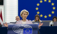 La présidente de la Commission européenne Ursula von der Leyen devant le Parlement européen à Strasbourg, le 9 juillet 2025  ( AFP / Jean-Christophe VERHAEGEN )