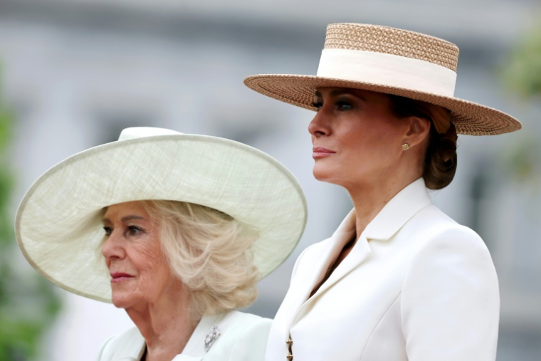 La Première dame Melania Trump (d) et la reine Camilla assistent à une cérémonie d'accueil sur la pelouse sud de la Maison Blanche à Washington, le 28 avril 2026 ( POOL / Chris Jackson )