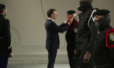 Emmanuel Macron décore les forces de l'ordre intervenues au Bataclan