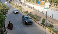 Des femmes afghanes traversent une rue d'Hérat le 8 juin 2026 ( AFP / Mohsen KARIMI )