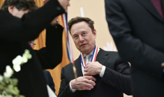 Elon Musk reçoit une médaille scientifique à la à Washington, le 8 octobre 2026 ( AFP / Kent NISHIMURA )
