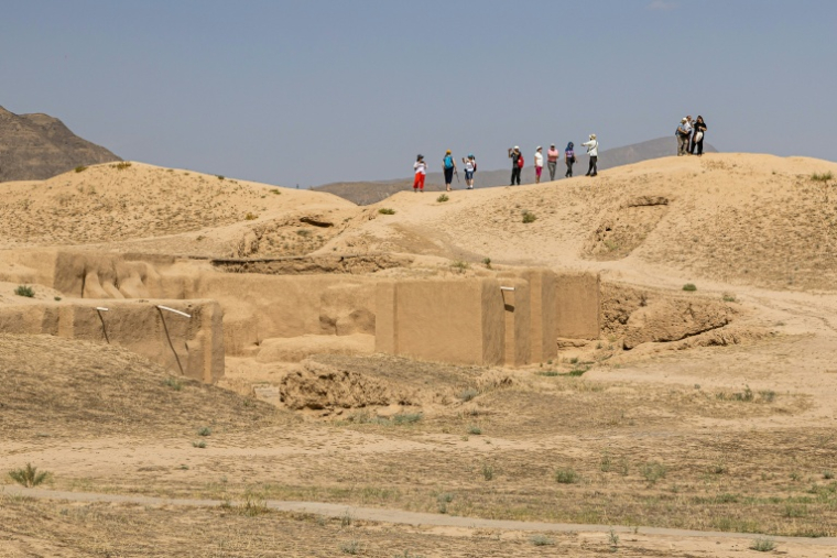 Touristes visitant les ruines de Nissa au Turkménistan, le 14 juin 2026 ( AFP / STRINGER )