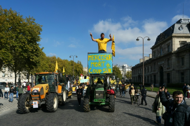 Des agriculteurs manifestent à Paris contre l'accord Mercosur de libre-échange entre l'Union européenne et les pays d'Amérique latine, le 14 octobre 2025 ( AFP / Dimitar DILKOFF )