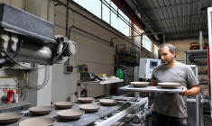 L'usine de céramique ouvre au lever du soleil en raison de la hausse des coûts de l'énergie, à Citta di Castello