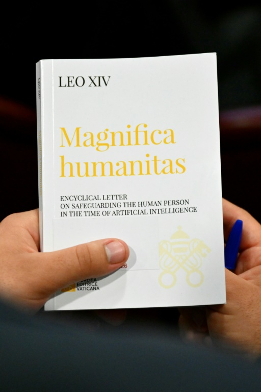 Une personne tient entre ses mains la lettre encyclique "Magnifica Humanitas", consacrée à l'essor de l'intelligence artificielle, le jour de sa promulgation par le pape Léon XIV, au Vatican, le 25 mai 2026 ( AFP / Alberto PIZZOLI )