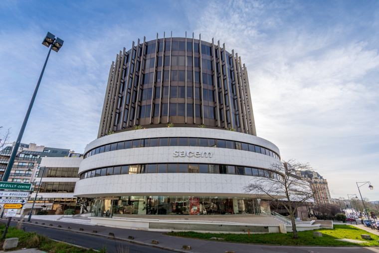 La Sacem, install&eacute;e aujourd&rsquo;hui &agrave; Neuilly-sur-Seine (Hauts-de-Seine), a &eacute;t&eacute; cr&eacute;&eacute;e en 1851 par trois auteurs-compositeurs parisiens et comptait, en 2023, 510 000 b&eacute;n&eacute;ficiaires dans une vingtaine de pays. (cr&eacute;dit: Adobe Stock)