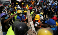 Des secouristes transportent une personne extraite vivante des décombres d'un immeuble effondré à Caraballeda, dans l'État de La Guaira, le 28 juin 2026 après deux séismes meurtrier, au Venezuela ( AFP / Mauricio VALENZUELA )