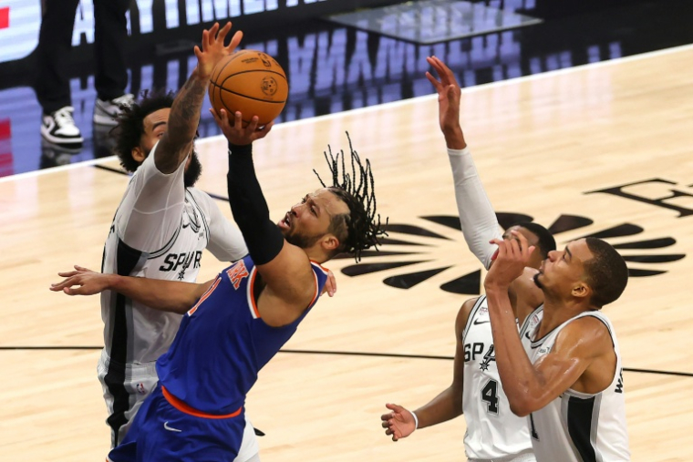 Jalen Brunson, le meneur des New York Knicks, face à Julian Champagnie, l'ailier des San Antonio Spurs au cours du deuxième match de la finale de la NBA 2026, à San Antonio, le 5 juin 2026 ( GETTY IMAGES NORTH AMERICA / Gregory Shamus )