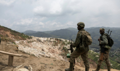Des membres du groupe armé M23 devant les mines de coltan à Rubaya, le 5 mars 2025 en RDC ( AFP / Camille Laffont )