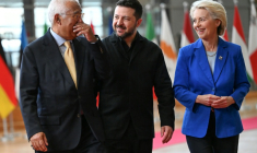 Le président du Conseil européen Antonio Costa, le président ukrainien Volodymyr Zelensky et la présidente de la Commission européenne Ursula von der Leyen à leur arrivée vendredi à un Sommet européen à Bruxelles le 16 octobre. ( AFP / Nicolas TUCAT )