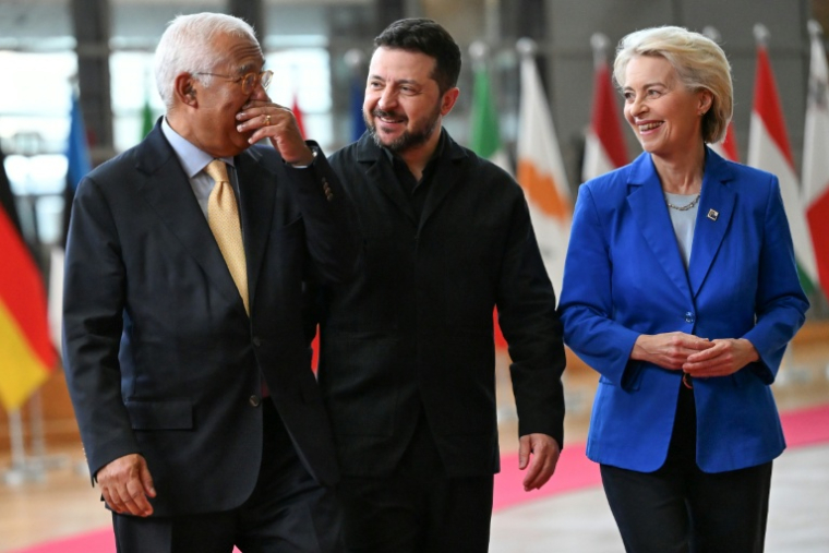 Le président du Conseil européen Antonio Costa, le président ukrainien Volodymyr Zelensky et la présidente de la Commission européenne Ursula von der Leyen à leur arrivée vendredi à un Sommet européen à Bruxelles le 16 octobre. ( AFP / Nicolas TUCAT )