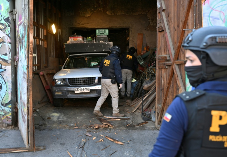 Des membres du Service d'enquêtes de la police chilienne procèdent à une perquisition lors d'une opération antidrogue, le 11 décembre 2025 à Santiago  ( AFP / Rodrigo ARANGUA )