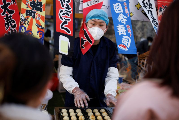 Un commerçant dans une rue de Pékin