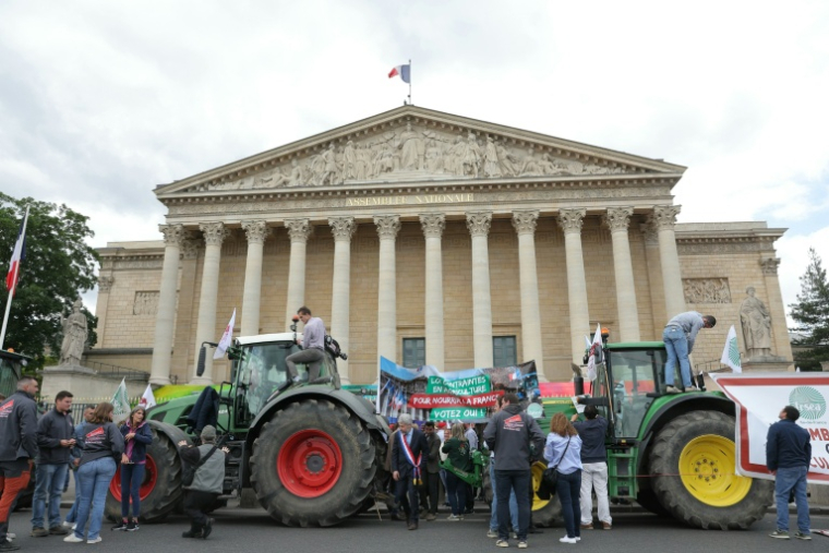 Des agriculteurs lors d'un rassemblement organisé par les syndicats FNSEA et Jeunes Agriculteurs (JA) devant l'Assemblée nationale à Paris, le 26 mai 2025 ( AFP / Thomas SAMSON )