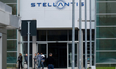 Des personnes marchent devant l'usine Mirafiori du constructeur automobile franco-italien Stellantis, à Turin, en Italie.