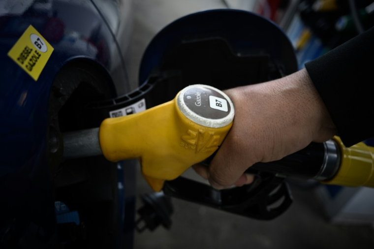 Un automobiliste fait le plein de gazole dans une station-service à Bruges, près de Bordeaux, le 10 mars 2026 dans le sud-ouest de la France ( AFP / Philippe LOPEZ )