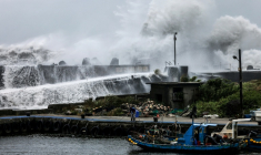 Mer déchaînée à Yilan, à Taïwan, à l'approche du typhon Bavi, le 10 juillet 2026  ( AFP / I-Hwa Cheng )