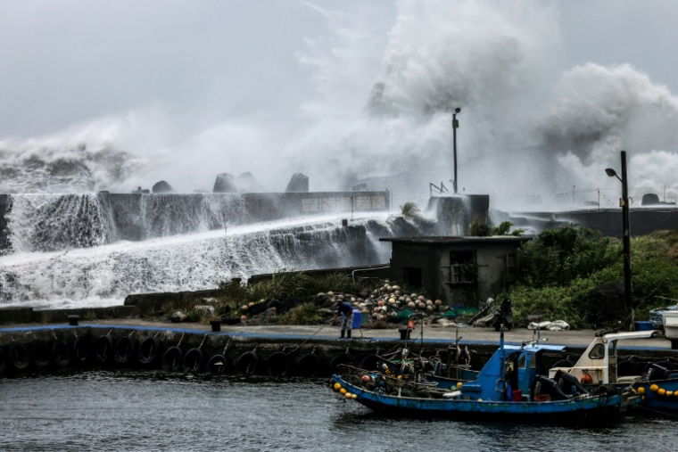 Un bateau de pêche à Yilan où des fortes vagues se brisent sur la jetée, alors que le typhon Bavi se dirige vers le nord-est de Taïwan, le 10 juillet 2026 ( AFP / I-Hwa Cheng )