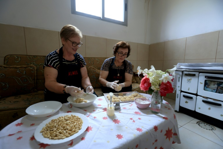 Eftali Qerimi (g) et Odeta Nasi préparent des loukoums d'amande à l'eau de rose à Përmet, le 28 mai 2025 en Albanie ( AFP / Adnan Beci )