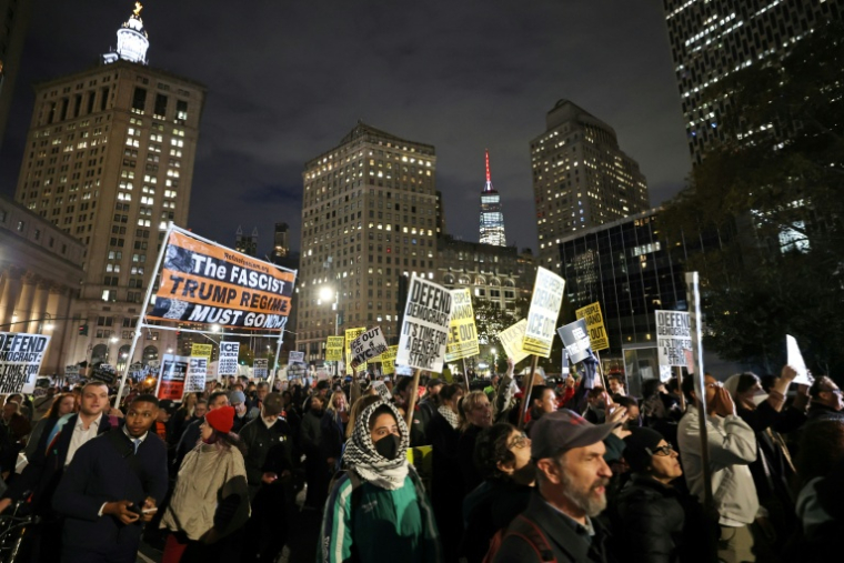 Des New-Yorkais manifestent contre l'Immigration and Customs Enforcement (ICE) à New York le 22 octobre 2025 ( AFP / TIMOTHY A. CLARY )