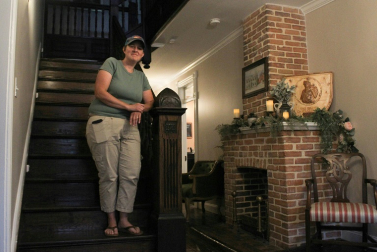 Nicole Harris, 47 ans, propriétaire de chambres d'hôtes à Berkeley Springs, en Virginie-Occidentale, le 31 juillet 2025 ( AFP / Paul NOLP )