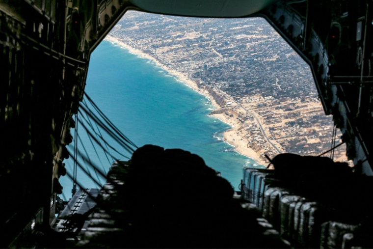 Un avion de l'armée allemande largue de l'aide humanitaire au-desus de la bande de Gaza, le 5 août 2025 ( AFP / Khalil MAZRAAWI )