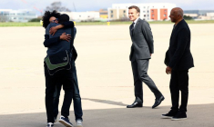 Photo d'Olivier Dubois à son arrivée à l'aéroport de Villacoublay