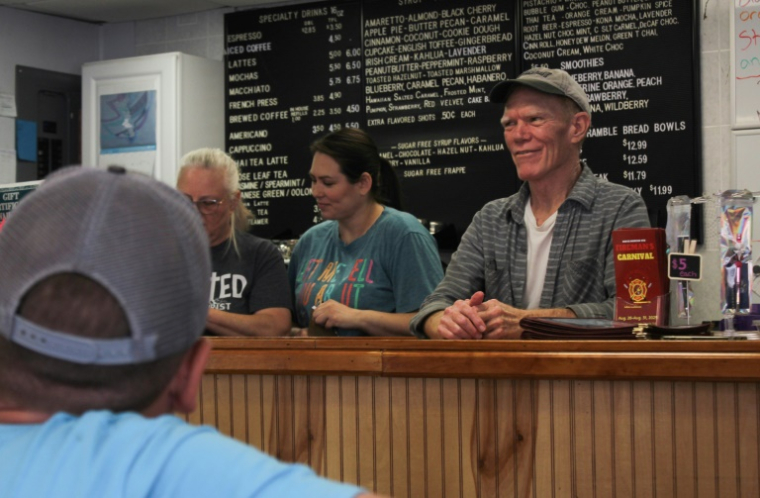 Scott Wetzel (à droite), 62 ans, dans un café de Berkeley Springs, en Virginie-Occidentale, le 31 juillet 2025 ( AFP / Paul NOLP )