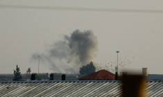 De la fumée s'élève à la suite de frappes israéliennes à la frontière avec l'Égypte