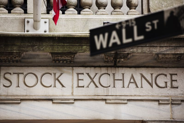 Un panneau de signalisation pour Wall Street est suspendu devant la Bourse de New York
